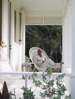 Antonius Roberts assis sur la véranda de sa maison