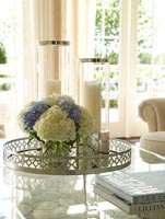 Bouquet d'hortensias sur table basse en verre