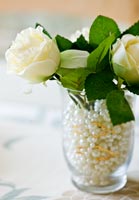 Roses blanches dans un vase en verre