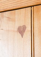 Eléments de cuisine en bois avec motif en forme de coeur
