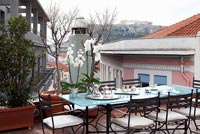 Terrasse sur le toit moderne avec vue sur Athènes