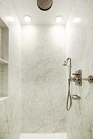 Salle de douche en marbre