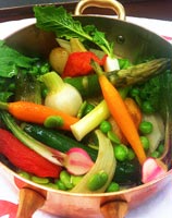 Légumes dans une casserole en cuivre