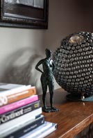 Sculpture en bronze par la mère des propriétaires et lampe perlée par Anthony Critchlow