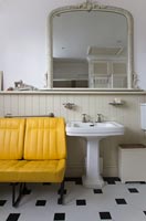 Salle de bain de style rustique avec des meubles vintage