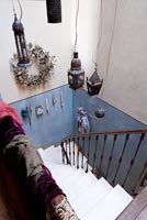 Lampes marocaines suspendues dans la cage d'escalier