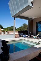 Maison contemporaine et jardin avec piscine