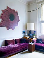L'art moderne au-dessus du canapé violet
