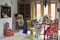 Salle à manger colorée avec des meubles recyclés