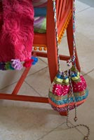 Chaise recyclée avec accessoires colorés