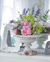 Urne vintage avec arrangement de fleurs Roses, Catmint et Ladys Mantle