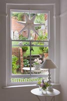 Fenêtre à guillotine avec décoration en étoile
