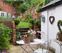 Petite cour et jardin avec mobilier vintage