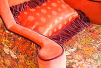 Détail fauteuil orange à motifs