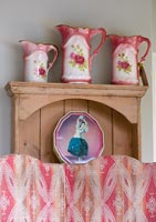 Commode avec cruches roses, boîte à biscuits et écran recouvert de tissu des années 1930