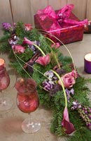 Arrangement de fleurs de Noël avec des roses et des lis Calla