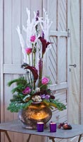 Arrangement floral de roses, lys calla et feuillage de conifère en pot métallique