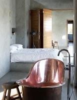 Chambre contemporaine avec bain