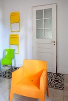 Chaise moderne en plastique orange