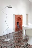 Salle à manger moderne avec cheminée en brique