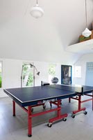Salle de jeux avec table de ping-pong