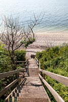 Escalier en bois menant à la plage