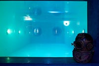 Sous-sol contemporain avec vue sur la piscine