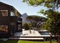 Maison contemporaine et jardin en bois avec piscine