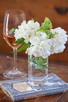 Bouquet de fleurs blanches en verre
