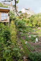 Jardin potager avec pavillon d'été