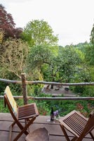 Balcon en bois avec vue sur jardin