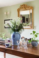 Fleurs et plantes d'intérieur dans des vases orientaux