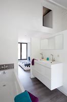 Salle de bain moderne en suite
