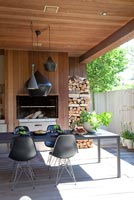 Terrasse en bois moderne avec cheminée