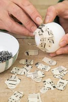 Guide étape par étape pour la fabrication de cônes en papier à l'aide de feuilles de musique - Fixation de boutures sur une boule en polystyrène à l'aide de clous