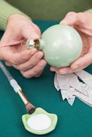 Créer une boule de Noël simple à l'aide de papier journal - retirer le capuchon de boule