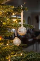 Créez une simple boule de Noël en utilisant du papier journal - décorations finies