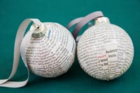 Créez une simple boule de Noël en utilisant du papier journal - décorations finies