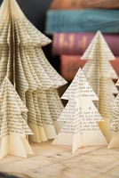 Utilisation de vieux livres pour créer des décorations d'arbres de Noël uniques - arbres finis