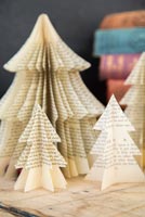 Utilisation de vieux livres pour créer des décorations d'arbres de Noël uniques - arbres finis
