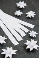 Utilisation de bandes de papier pour créer des décorations en forme d'étoile - matériaux nécessaires