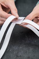Utilisation de bandes de papier pour créer des décorations en forme d'étoile - pliage des bandes les unes sur les autres