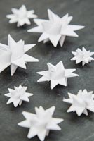 Utilisation de bandes de papier pour créer des décorations en forme d'étoile - étoiles finies