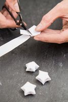 Utiliser des bandes de papier pour créer des décorations en forme d'étoile - couper l'excédent de papier