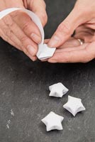 Utilisation de bandes de papier pour créer des décorations en forme d'étoile - technique de superposition pour épaissir davantage la forme
