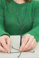 Utiliser du coton et du fil de jardin pour créer un arbre de Noël - Aplatir les pattes des arbres pour plus de stabilité