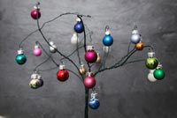 Utilisation de coton et de fil de jardin pour créer un arbre de Noël - arbre de fil fini avec des boules de verre