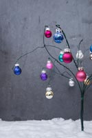 Utilisation de coton et de fil de jardin pour créer un arbre de Noël - arbre de fil fini avec des boules de verre