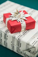 Cadeaux de Noël enveloppés dans des partitions