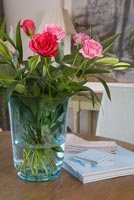Roses roses dans un vase en verre